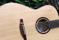 Ambition Bariton Stahlsaiten-Gitarre aus Palisander mit Decke aus Sitkafichte