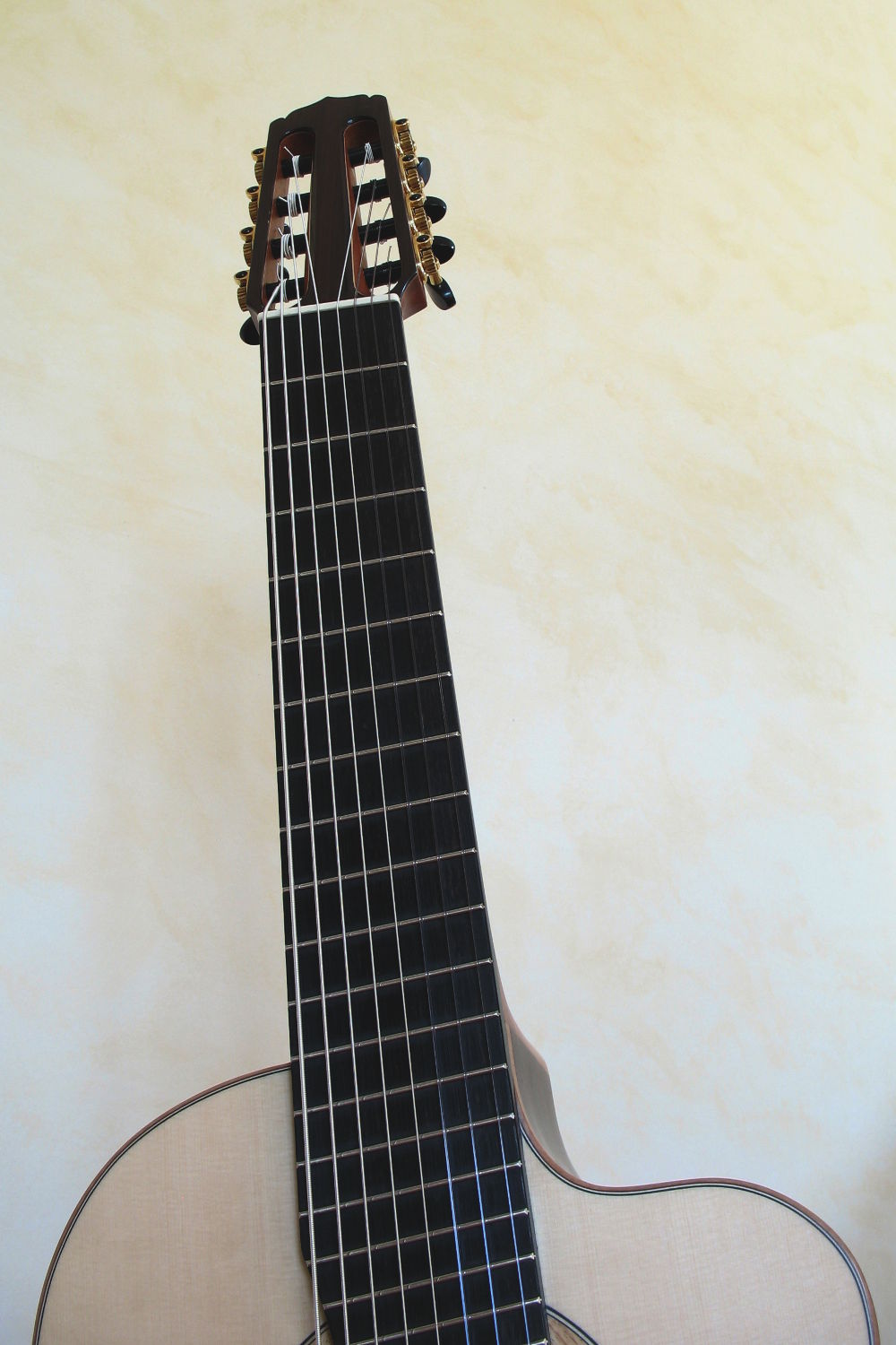 8string Klassische Gitarre mit Fanned Frets, Cutaway, Pickup
