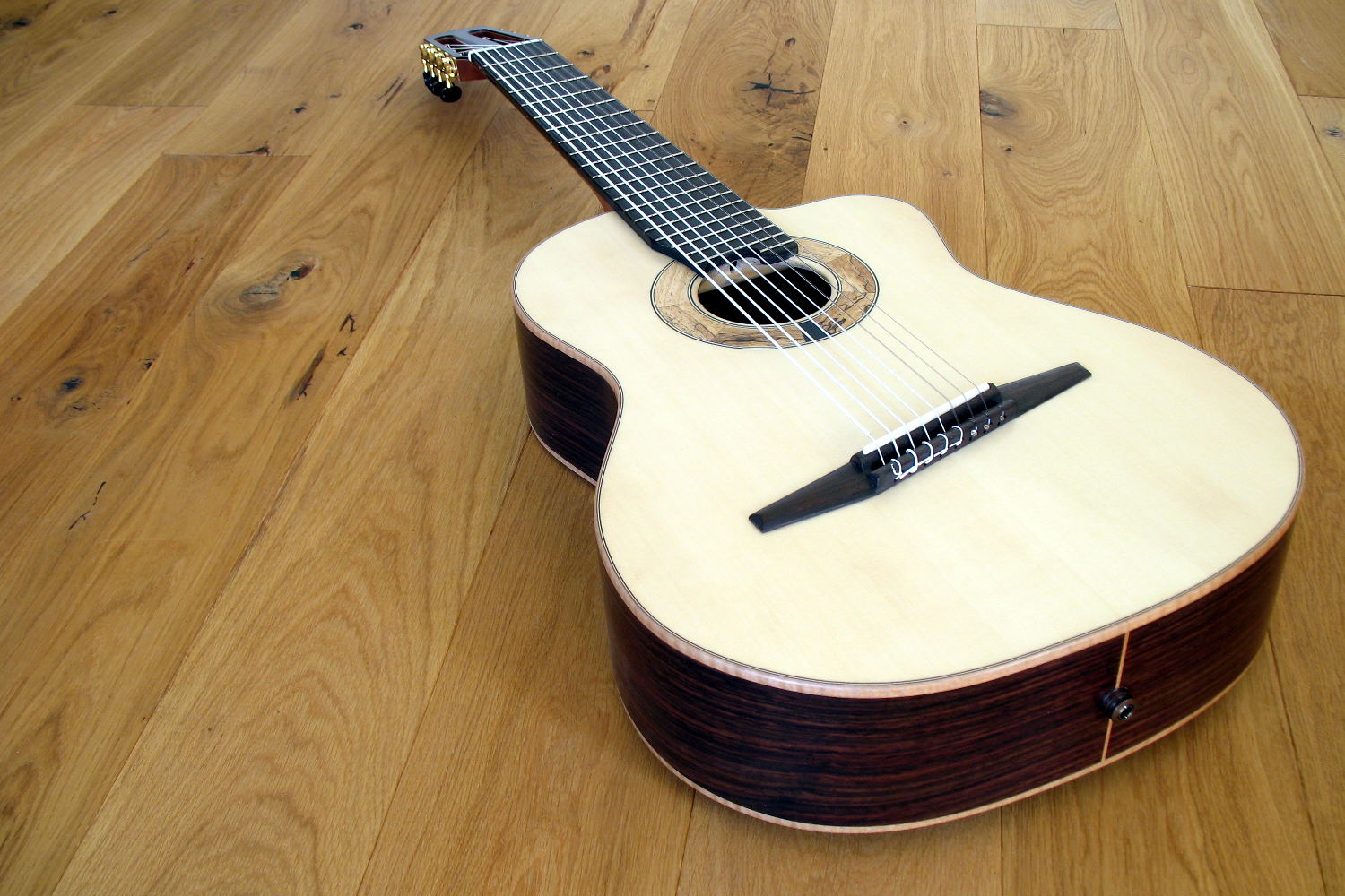 8string Klassische Gitarre mit Fanned Frets, Cutaway, Pickup