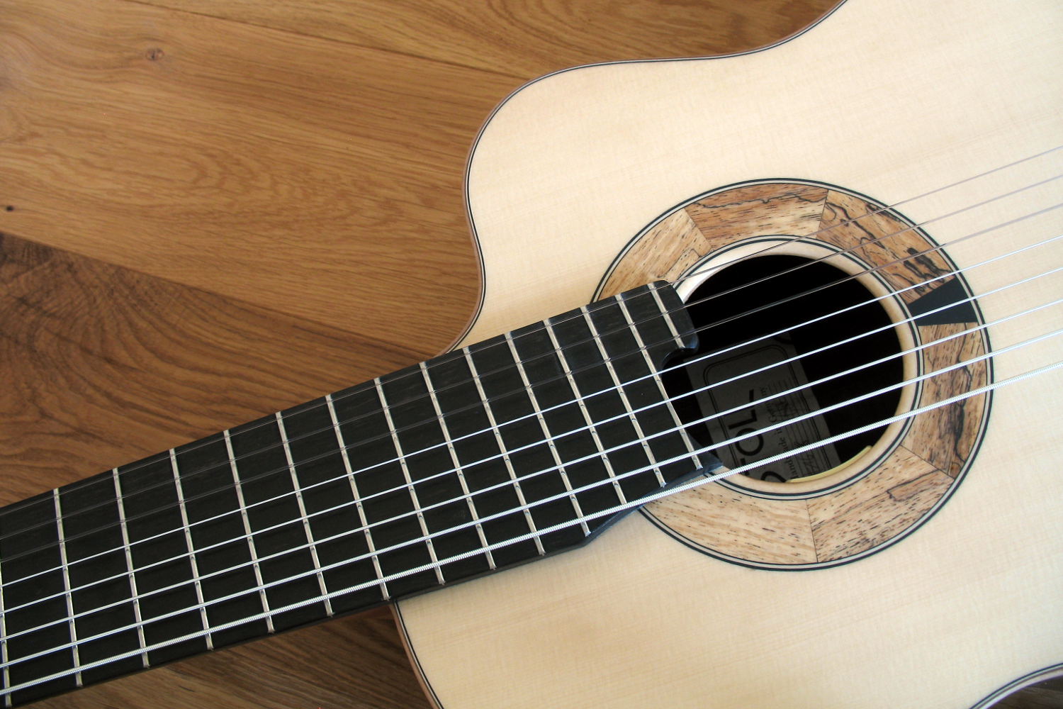 8string Klassische Gitarre mit Fanned Frets, Cutaway, Pickup