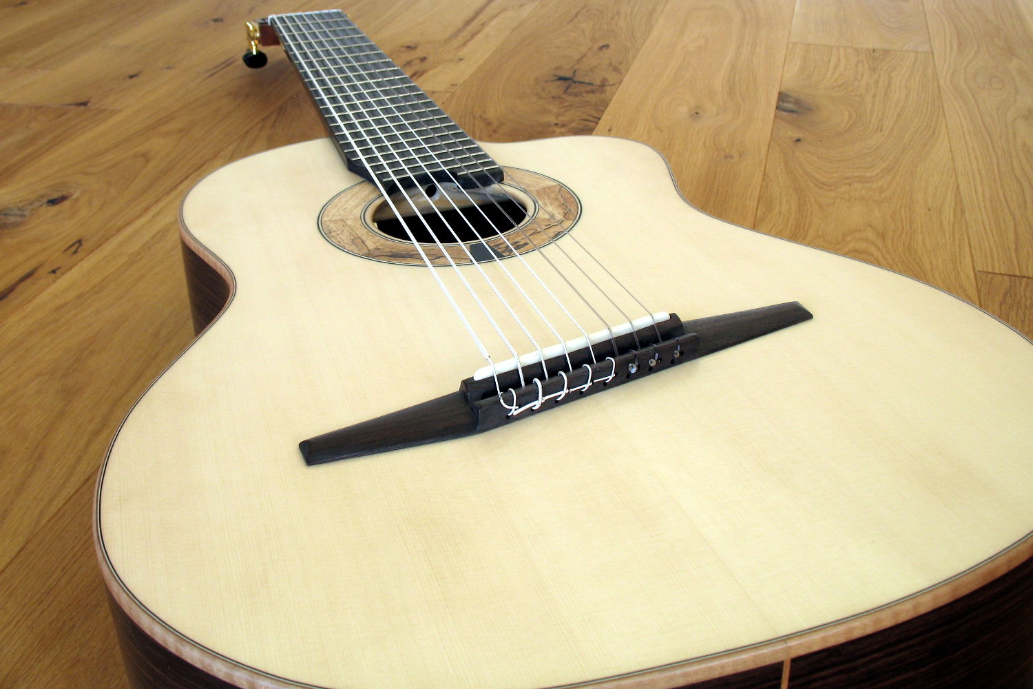 8string Klassische Gitarre mit Fanned Frets, Cutaway, Pickup