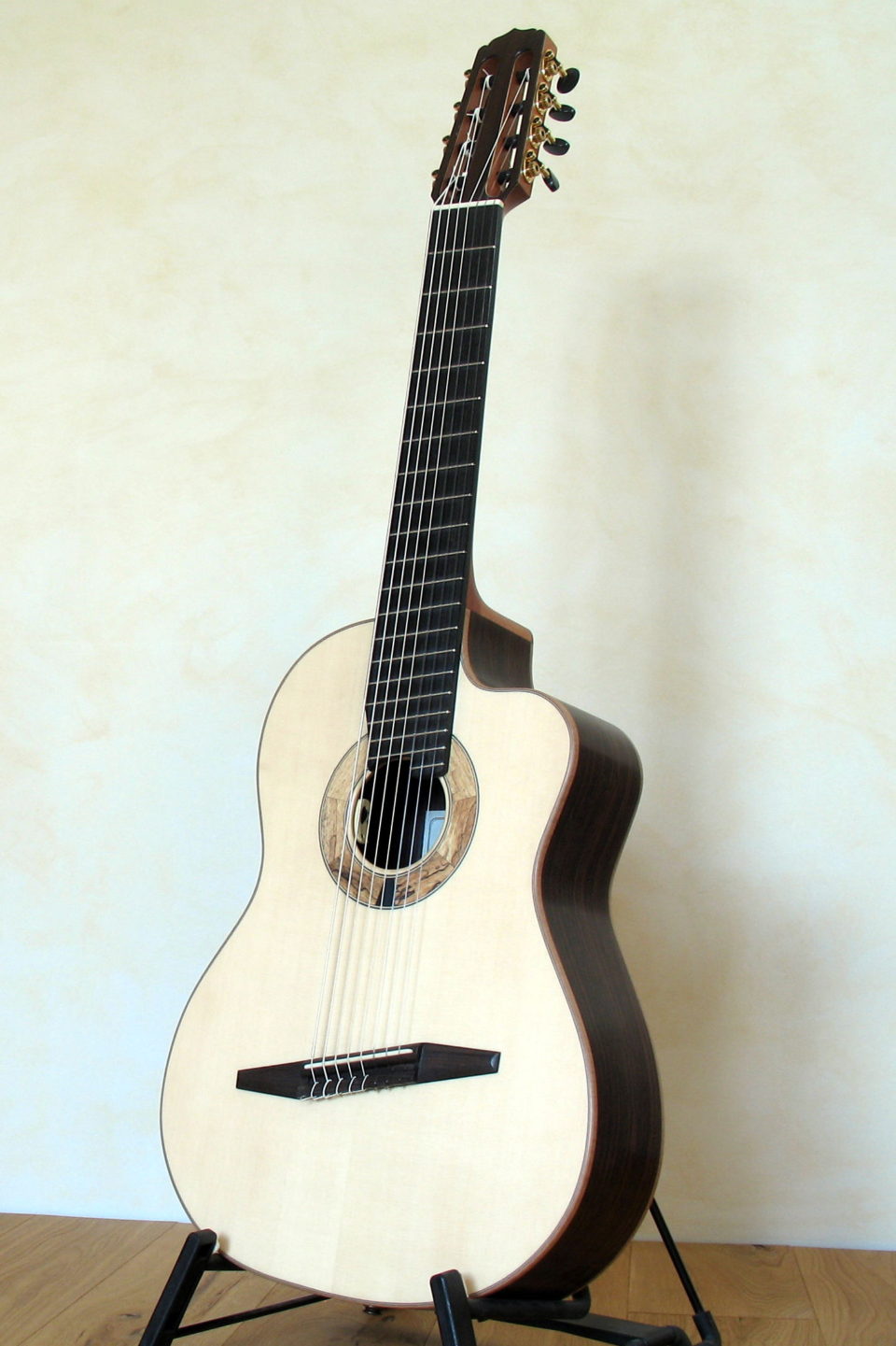8string Klassische Gitarre mit Fanned Frets, Cutaway, Pickup