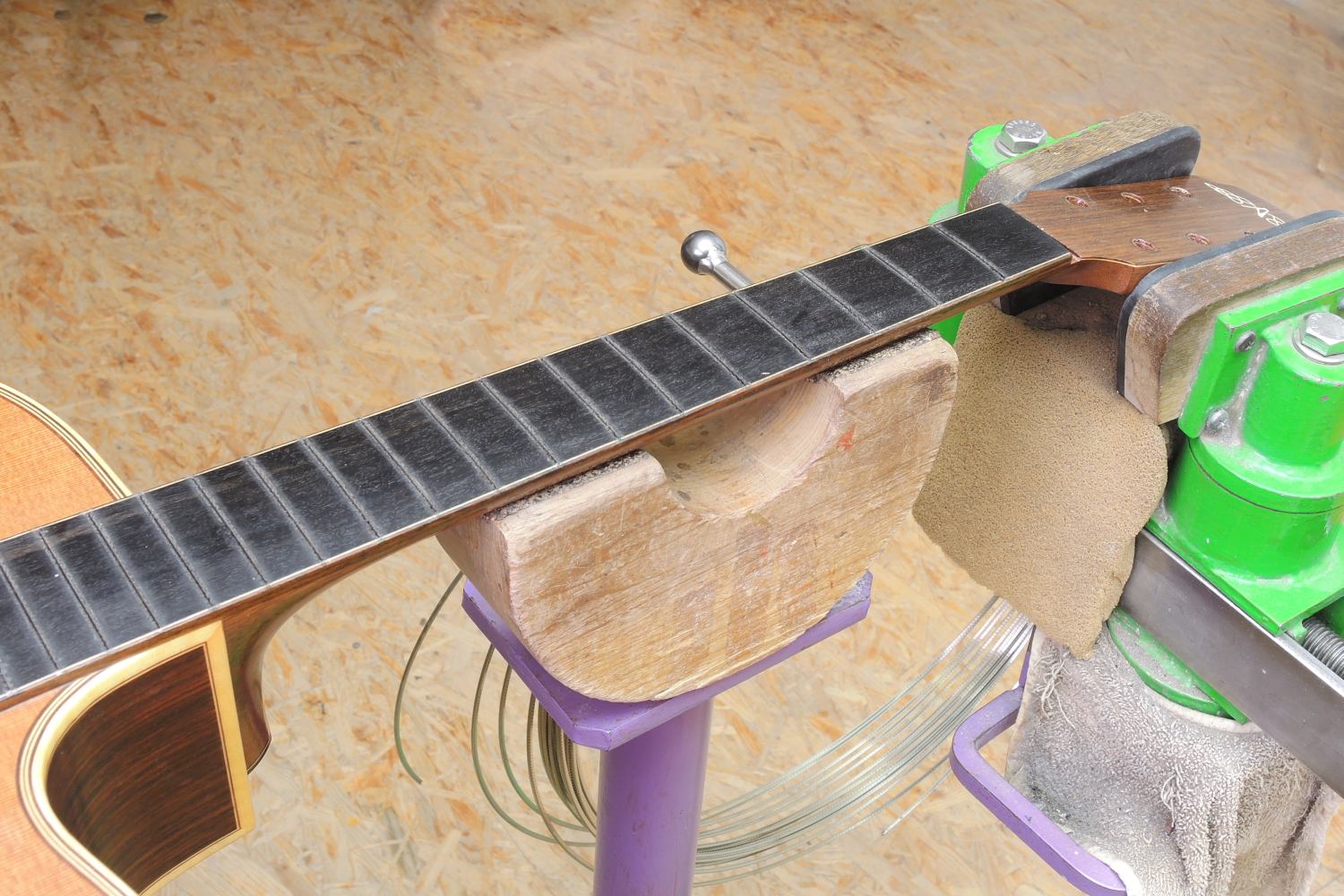 Neue Bünde Neubundierung Akustikgitarre Stahlsaitengitarre