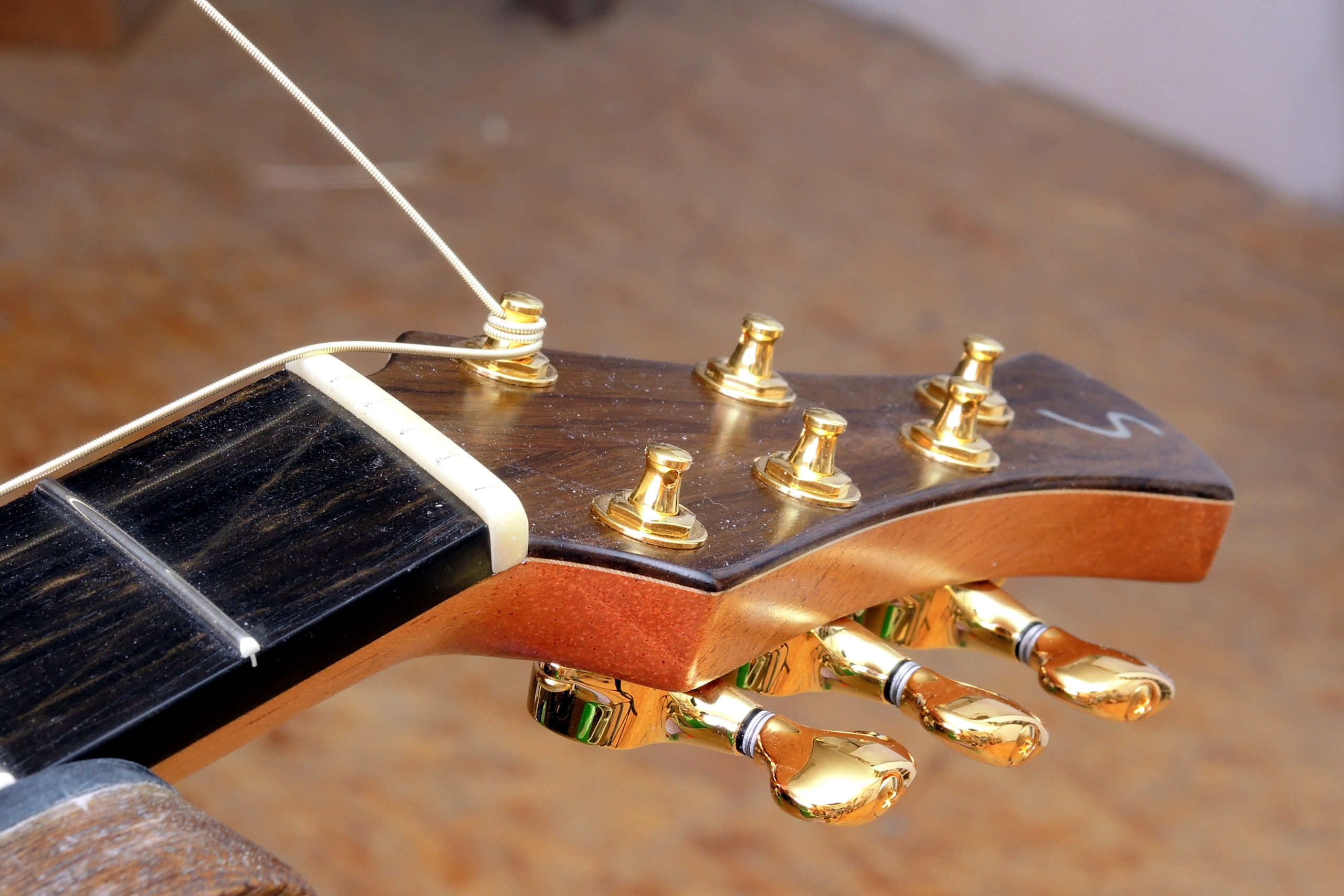 Knochensattel in Akustikgitarre