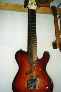 Gitarrenbau Christian Stoll 1998: Sonderanfertigung. Bass/Gitarren Hybride mit fanned frets