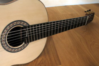 7-saitige konzert-gitarre mit Fanned Frets