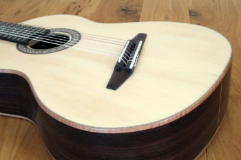 7-saitige konzert-gitarre mit Fanned Frets