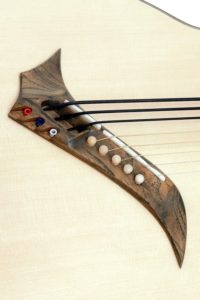8saiter 5 stahlsaiten 3 basssaiten fächerbünde fanned frets armauflage bevel heimische Hölzer