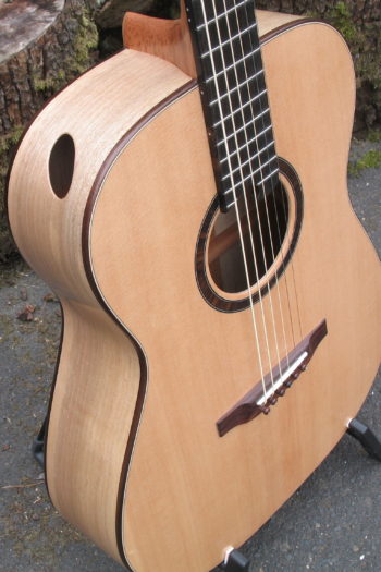 Gitarrenbau Christian Stoll: Westerngitarre Ambition Bariton Walnuss Zarge mit Schalloch