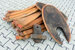 zerlegtes Apfelwein-Fass das zu Gitarren verarbeitet wird Apfelweinfass aus dem eine Westerngitarre wird