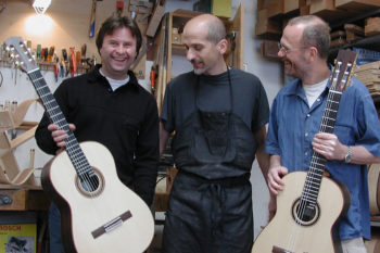 Gitarrenbauer Christian Stoll mit Kursteilnehmern