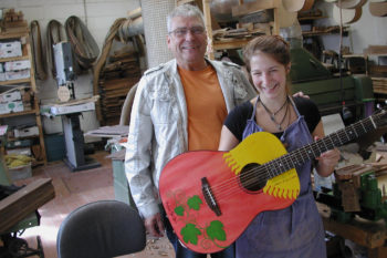 Gitarrenbau Christian Stoll: Handbemalte Sonderanfertigung mit Sonne und Efeu-Ranken
