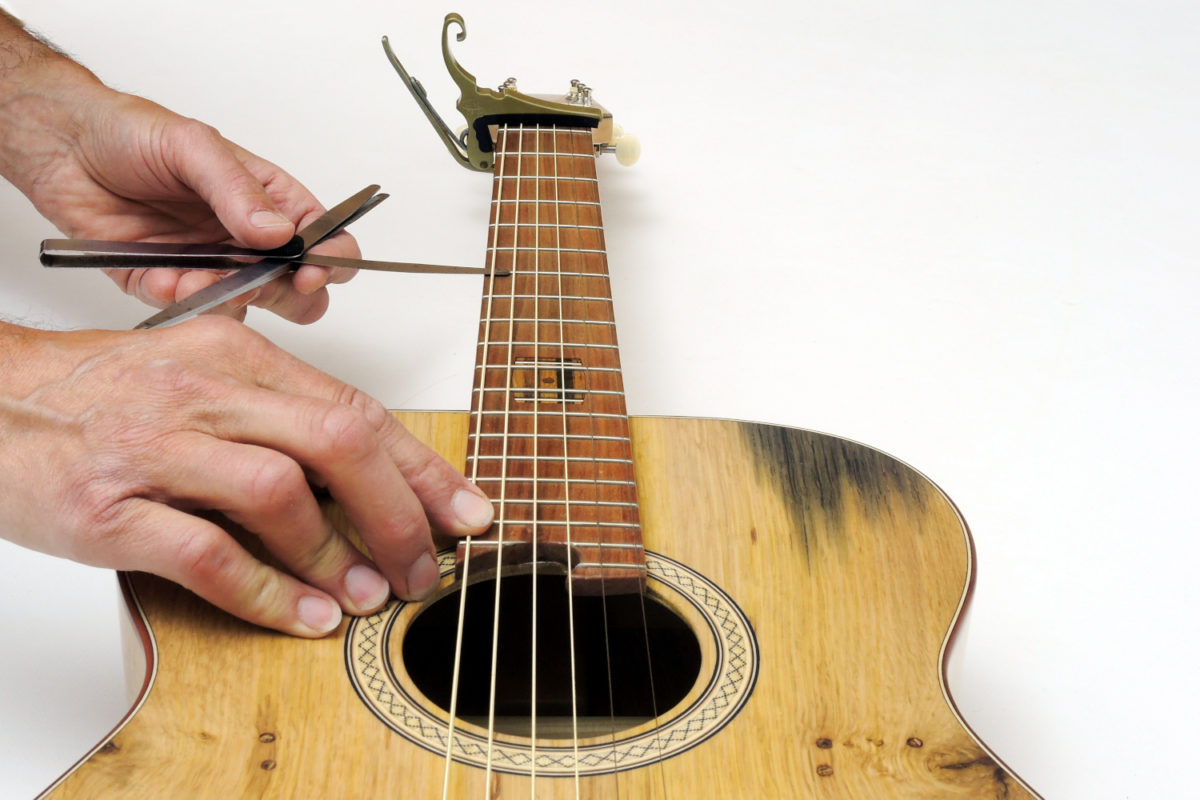 Die Saitenlage bei der Akustikgitarre selbst einstellen Stoll Gitarrenbau