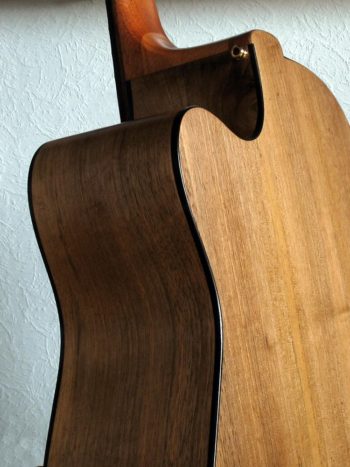 Gitarrenbau Christian Stoll: Akustische Bassgitarre mit fanned frets IQ Bass 5-Saiter Walnuss / Fichte Antik
