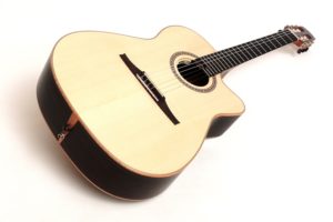classic crossover groß cutaway zargenschalloch pickup stoll gitarrenbauer