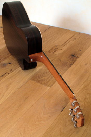 Linkshänder-Stahlsaiten-Gitarre mit Cutaway - Boden