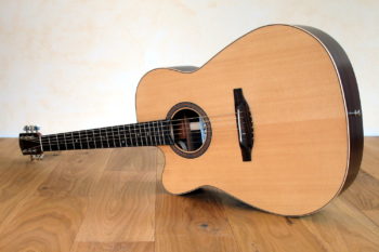 Linkshänder-Stahlsaiten-Gitarre mit Cutaway