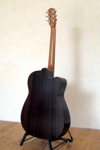 Linkshänder-Stahlsaiten-Gitarre mit Cutaway - Boden