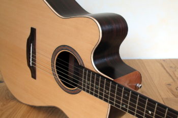 Linkshänder-Stahlsaiten-Gitarre mit Cutaway