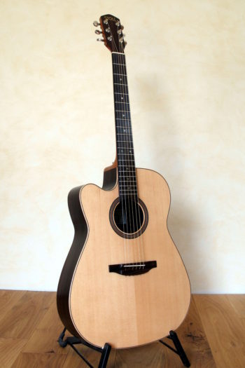 Linkshänder-Stahlsaiten-Gitarre mit Cutaway