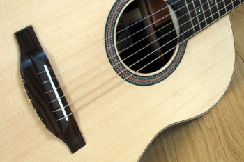 Linkshänder-Stahlsaiten-Gitarre mit Cutaway - Boden