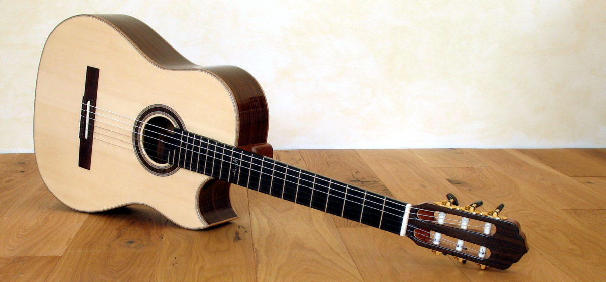 Nylonstring-Gitarre Alegra Hochglanz mit spitzem Cutaway und Abalone-Inlay