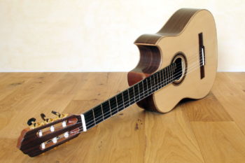 Nylonstring-Gitarre Alegra Hochglanz mit spitzem Cutaway und Abalone-Inlay