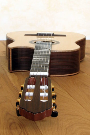 Nylonstring-Gitarre Alegra Hochglanz mit spitzem Cutaway und Abalone-Inlay