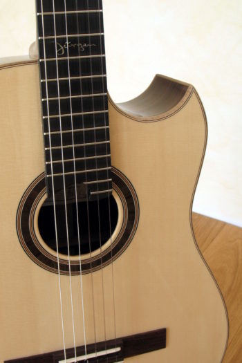Nylonstring-Gitarre Alegra Hochglanz mit spitzem Cutaway und Abalone-Inlay - Rosette
