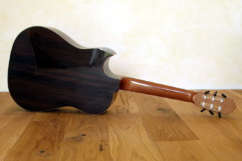 Nylonstring-Gitarre Alegra Hochglanz mit spitzem Cutaway und Abalone-Inlay - Boden