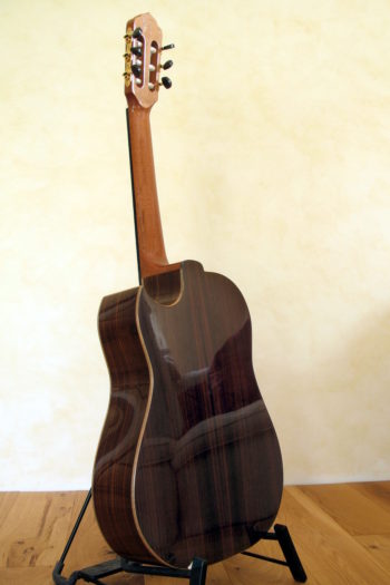 Nylonstring-Gitarre Alegra Hochglanz mit spitzem Cutaway und Abalone-Inlay - Boden