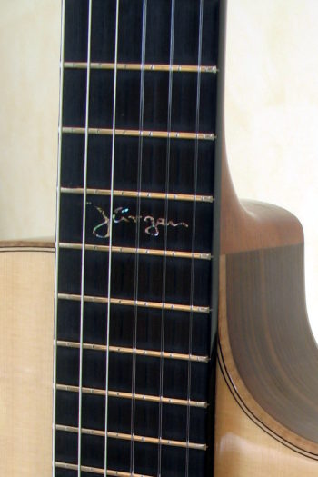 Nylonstring-Gitarre Alegra Hochglanz mit spitzem Cutaway und Abalone-Inlay - Einlage