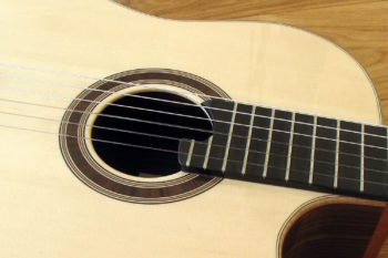Nylonstring-Gitarre Alegra Hochglanz mit spitzem Cutaway und Abalone-Inlay - Rosette