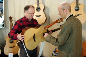 Christian Stoll erklärt Peter Finger die Doppelhals-Wendegitarre