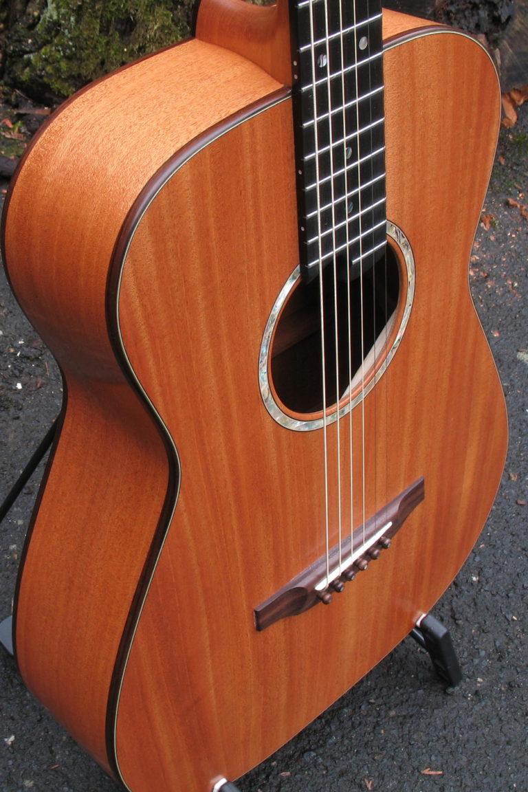 Fingerstyle Gitarre mit Mensur 63 cm ganz aus Mahagoni