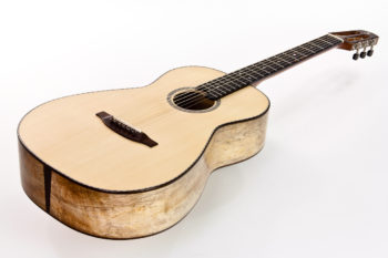 Gitarrenbau Christian Stoll: Steelstring-Gitarre Ambition Parlor - Boden und Zargen aus spalted Mango Decke aus Engelmannfichte