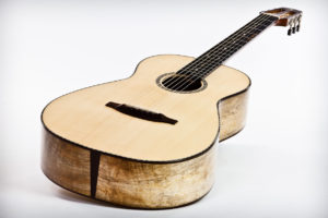 12-Bund Steelstring-Gitarre Ambition Parlor - Boden und Zargen aus gestocktem Mango Decke aus Engelmannfichte