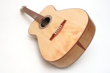 Fingerstyle Gitarre Apfelweinfass Eiche Fichte Zargenfugenspan Gitarrenbauer Stoll