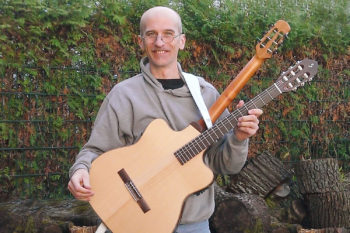 Christian Stoll mit Doppelhals-Wendegitarre