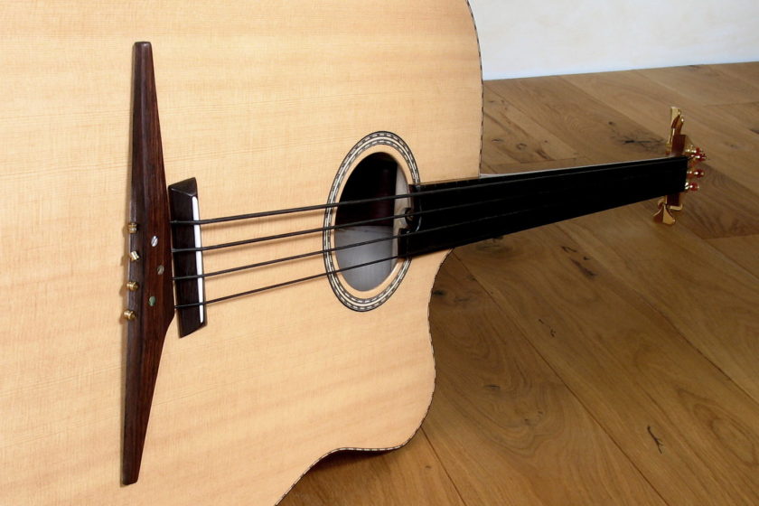 Der legendäre Akustikbass fretless - Steg