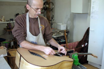 Einbau Endknopfbuchse Gitarre