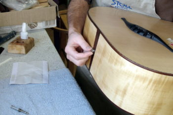 Einbau Endknopfbuchse Gitarre