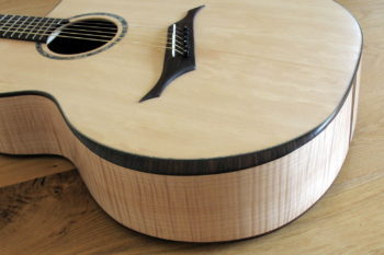 Jumbo Stahlsaiten-Gitarre mit Extrem-Cutaway, Fanned Frets, Armauflage und Zargenschalloch - Armauflage