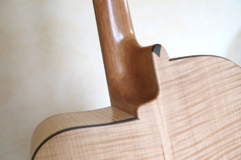 Jumbo Stahlsaiten-Gitarre mit Extrem-Cutaway, Fanned Frets, Armauflage und Zargenschalloch