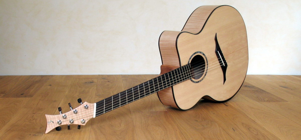 Jumbo Stahlsaiten-Gitarre mit Extrem-Cutaway, Fanned Frets, Armauflage und Zargenschalloch