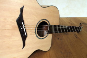 Jumbo Stahlsaiten-Gitarre mit Extrem-Cutaway, Fanned Frets, Armauflage und Zargenschalloch