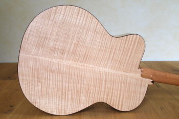 Jumbo Stahlsaiten-Gitarre mit Extrem-Cutaway, Fanned Frets, Armauflage und Zargenschalloch