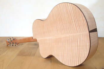 Jumbo Stahlsaiten-Gitarre mit Extrem-Cutaway, Fanned Frets, Armauflage und Zargenschalloch