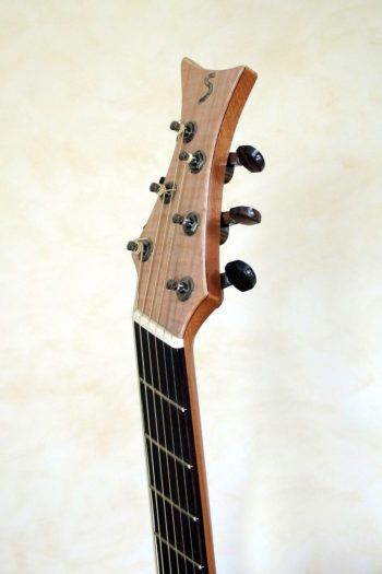 Jumbo Stahlsaiten-Gitarre - Kopf mit Extrem-Cutaway, Fanned Frets, Armauflage und Zargenschalloch