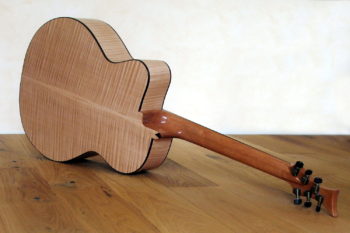 Jumbo Stahlsaiten-Gitarre mit Extrem-Cutaway, Fanned Frets, Armauflage und Zargenschalloch